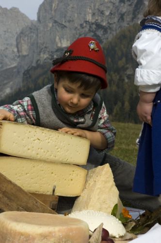 bambino e formaggio