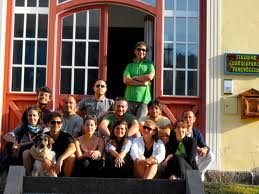 Gruppo Geslopan davanti alla foresteria di Paneveggio