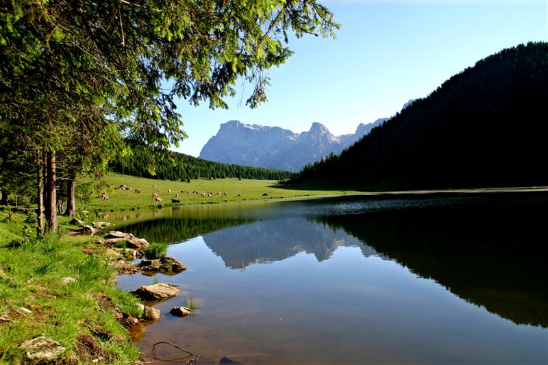 Il lago di Calaita con il Cimon della Pala