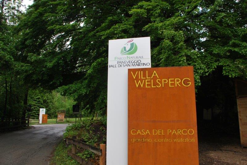 Nuova segnaletica d'ingresso alla Villa