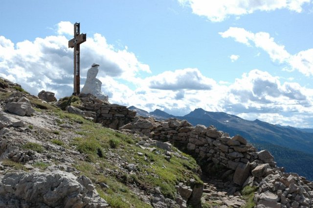 Sommità del Castellazzo con il Cristo Pensante e una tricea della Grande Guerra